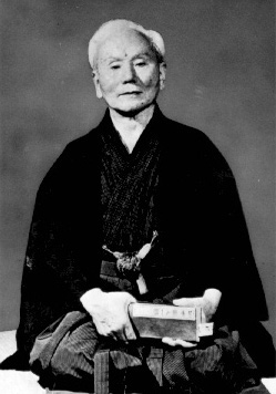 Das Foto zeigt Gichin Funakoshi.