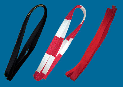 Karate-Gürtel für Meistergrade gibt es in schwarz, rot-weiß und rot.